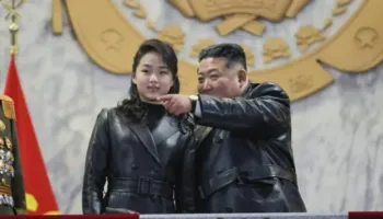 Kim Jong Un zotohet të forcojë programin bërthamor, ndjek paradën ushtarake me vajzën