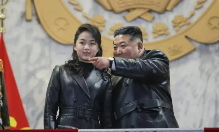 Kim Jong Un zotohet të forcojë programin bërthamor, ndjek paradën ushtarake me vajzën