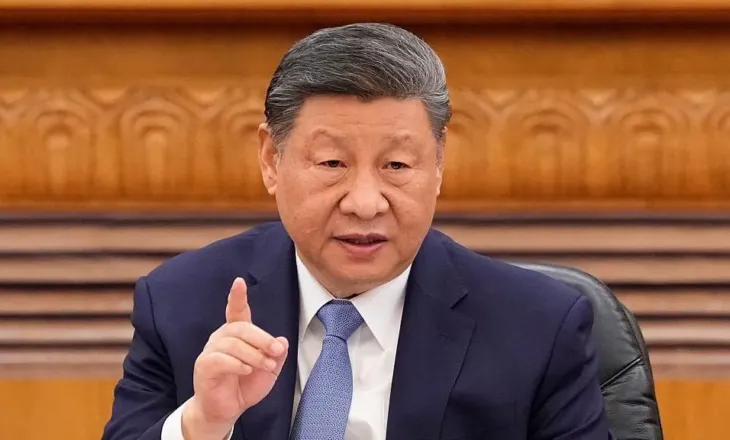 Kina largon 9 zyrtarë ushtarakë para një takimi politik kyç