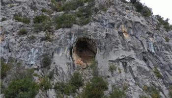 Kisha brenda shpellës, ja çfarë fshihet në Librazhd