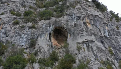 Kisha brenda shpellës, ja çfarë fshihet në Librazhd