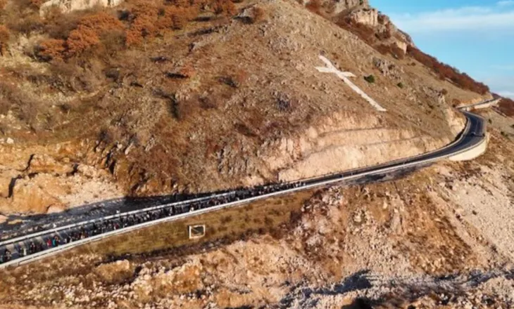 Kisha Katolike u del në krah banorëve të Baks-Rrjollit, organizon “Udhën e Kryqit”