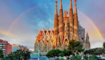 Kisha më e lartë në botë/ Sagrada Familia përfundon kullën qendrore pas 144 vitesh ndërtimi