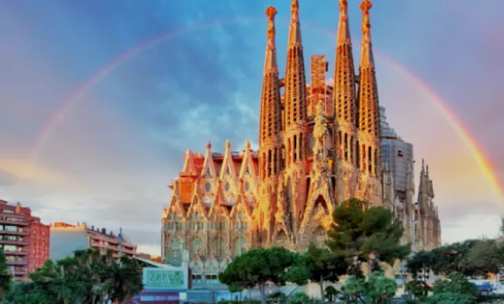 Kisha më e lartë në botë/ Sagrada Familia përfundon kullën qendrore pas 144 vitesh ndërtimi