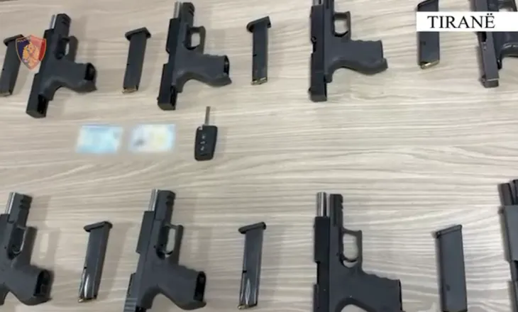 Kishte fshehur 10 “Beretta” në kofanon e makinës, arrestohet 27-vjeçari