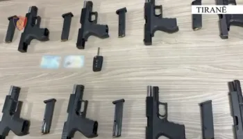 Kishte fshehur 10 pistoleta në kofanon e makinës, arrestohet 27-vjeçari nga Kosova