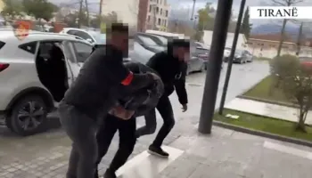 Kishte fshehur pistoletën në papafingon e banesës së tij, arrestohet 28-vjeçari në Tiranë