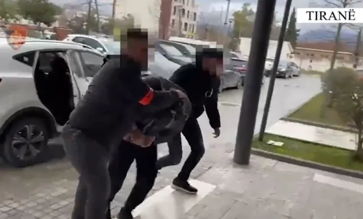 Kishte fshehur pistoletën në papafingon e banesës së tij, arrestohet 28-vjeçari në Tiranë