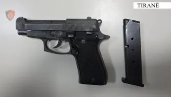 Kishte fshehur pistoletën në papafingon e banesës së tij, arrestohet i riu në Tiranë