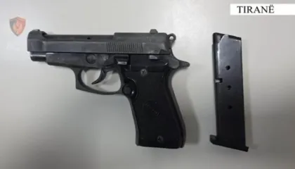 Kishte fshehur pistoletën në papafingon e banesës së tij, arrestohet i riu në Tiranë