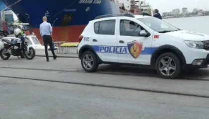 Kishte mbushur kamionin me 360 shishe verë, faturat “ngecin” në doganë 37-vjeçarin, arrestohet në Portin e Durrësit