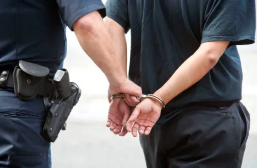 Kishte përshtatur lokalin e tij, për organizimin e lojërave të ndryshme të fatit, arrestohet