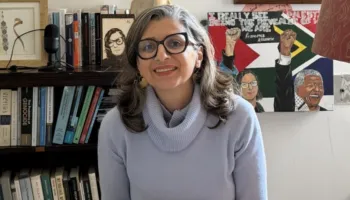 Kjo çjerrëse maskash: e urren Izraeli e Perëndimi, por që e do bota!