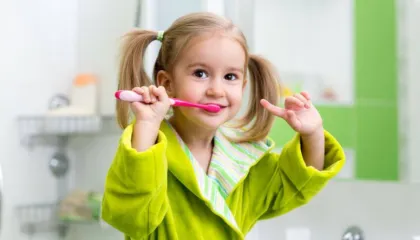 Kjo është mosha kur fëmijët duhet të fillojnë të lajnë dhëmbët