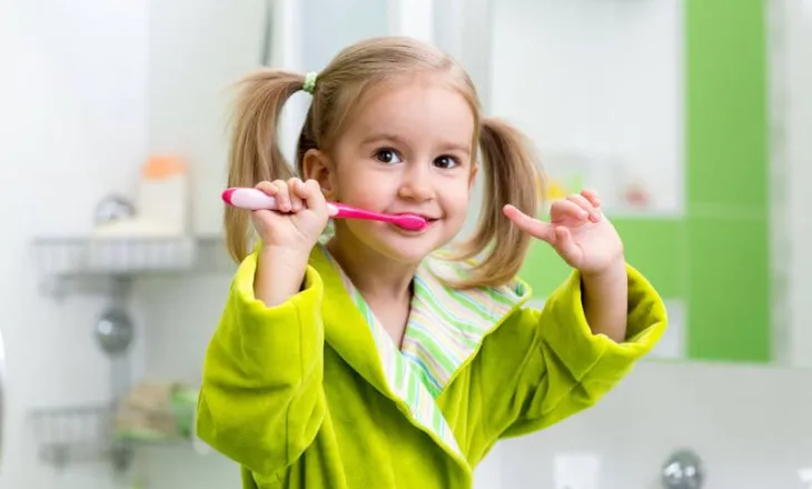 Kjo është mosha kur fëmijët duhet të fillojnë të lajnë dhëmbët