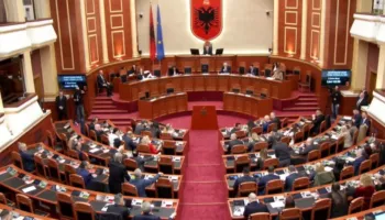 “Kjo qeveri të ruhet nga urrejtja e popullit”, deputeti Hoxha i kthehet Muçit: Ore je në terezi apo jo? Ku je këtu që sugjeron përdorim molotovi?