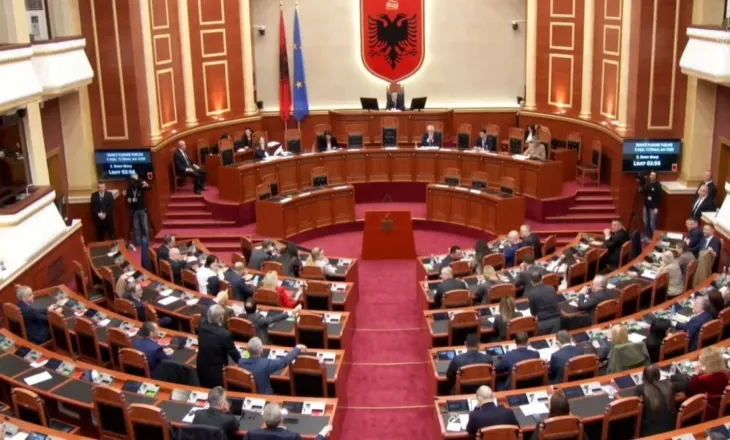 “Kjo qeveri të ruhet nga urrejtja e popullit”, deputeti Hoxha i kthehet Muçit: Ore je në terezi apo jo? Ku je këtu që sugjeron përdorim molotovi?