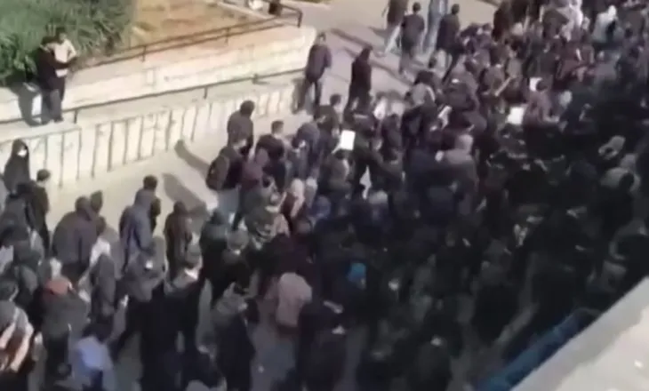 “Klasat tona janë bosh sepse varrezat janë plot”/ Studentët e Iranit sërish në protestë, brohoritma dhe slogane antiqeveritare