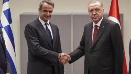 “Koha të heqim çdo kërcënim”/ Mesazhe për dialog dhe ulje të tensioneve pas takimit Erdogan-Mitsotakis në Ankara