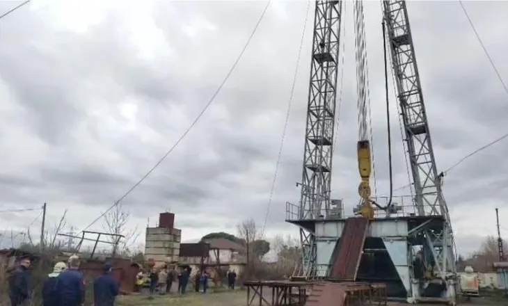 Kolegia e tyre kërcënon se do të hidhet nga kulla, punonjëset e pastrimit: Shkuam në bashki për rrogën, por…