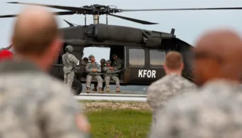 Koloneli Wojcik: Tërheqja e papritur e trupave amerikane do të shkaktonte pasiguri në Kosovë