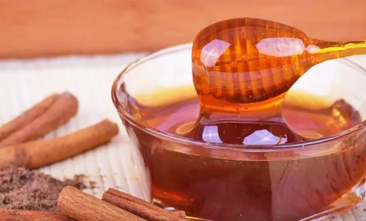 Kombinim mrekulli- bërës, çfarë ndodh me trupin nëse konsumojmë çdo ditë mjaltë dhe kanellë