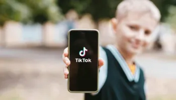 Komisioni Evropian ngre alarmin: TikTok krijon varësi, veçanërisht te fëmijët
