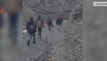 Korçë/ Ndihmoi 6 emigrantë të kalojnë ilegalisht kufirin nga Greqia drejt Shqipërisë, arrestohet 24 vjeçari