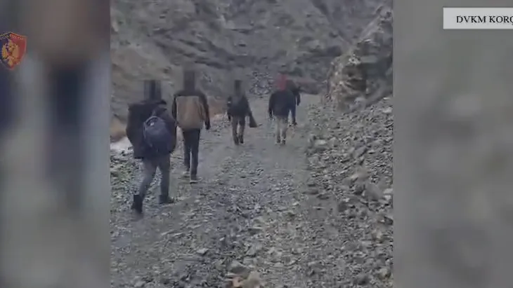 Korçë/ Ndihmoi 6 emigrantë të kalojnë ilegalisht kufirin nga Greqia drejt Shqipërisë, arrestohet 24 vjeçari