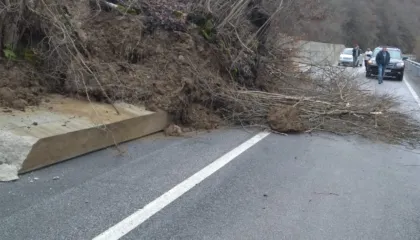 Korçë/ Shembet rruga Maliq–Lozhan, segmenti sapo ishte inauguruar