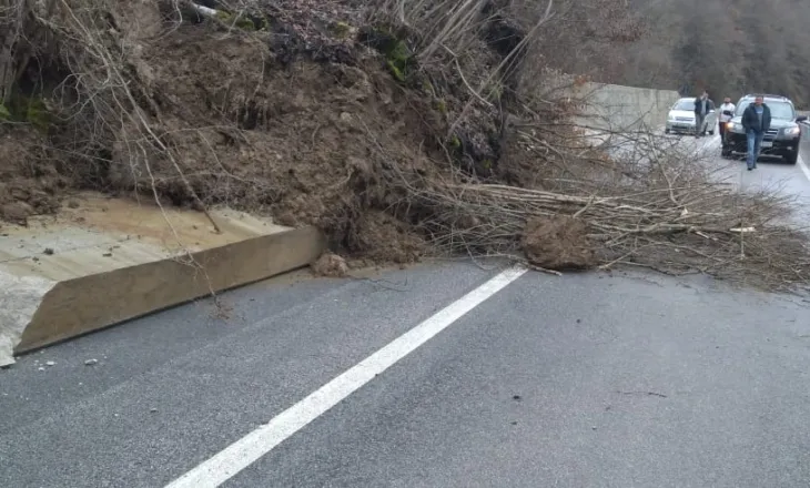 Korçë/ Shembet rruga Maliq–Lozhan, segmenti sapo ishte inauguruar