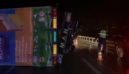 Korçë, shkëputet rimorkio nga kamioni dhe godet një automjet, bllokohet rruga