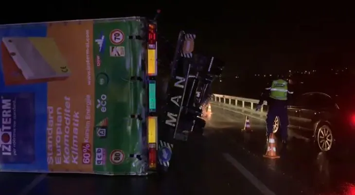 Korçë, shkëputet rimorkio nga kamioni dhe godet një automjet, bllokohet rruga