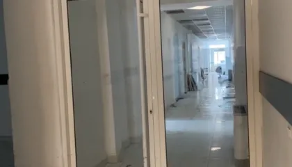 Korreshi denoncon gjendjen në Spitalin e Lushnjës: Buxheti u përgjysmua, pacientët marrin shërbim në korridor