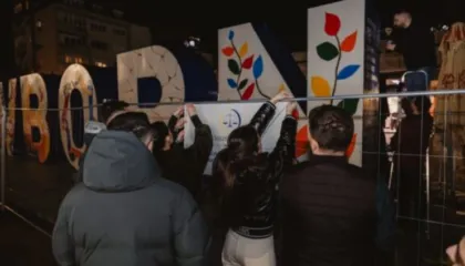 “Kosova e burgosur”/ Aktivistët rrethojnë monumentin ‘NEWBORN’, si protestë ndaj Gjykatës Speciale në Hagë