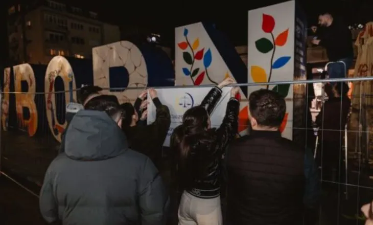 “Kosova e burgosur”/ Aktivistët rrethojnë monumentin ‘NEWBORN’, si protestë ndaj Gjykatës Speciale në Hagë