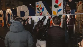 “Kosova e burgosur”, aktivistët vendosin 5000 emblema të UÇK-së në monumentin “New Born”