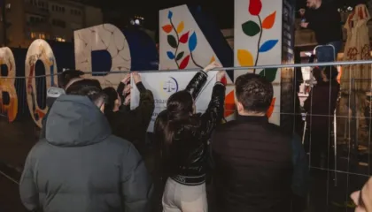 “Kosova e burgosur”, aktivistët vendosin 5000 emblema të UÇK-së në monumentin “New Born”