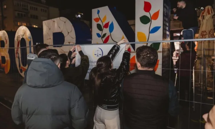 “Kosova e burgosur”, aktivistët vendosin 5000 emblema të UÇK-së në monumentin “New Born”