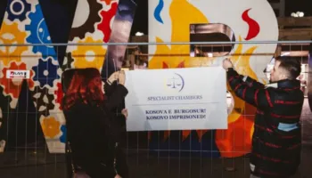 ‘Kosova e burgosur’/ “Burgoset” NEWBORN-i, monumentit të pavarësisë i vendosen rrethojat e burgut të Gjykatës Speciale