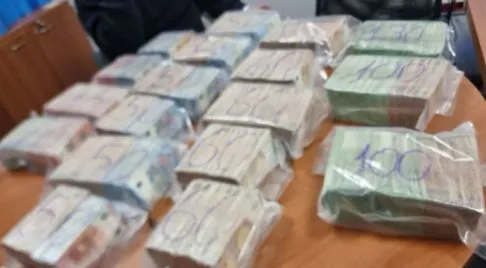 Kosovë/ Kapen 1 mln euro të padeklaruara në Doganë, paratë ishin fshehur poshtë…