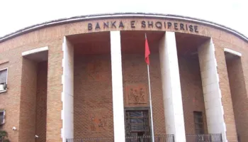 Kreditë e këqija zvogëlohen/ Sistemi bankar më i pastër në letra, por 35.9 mld lekë të dhëna me kredi mbeten risk