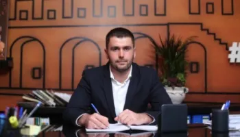 Kryebashkiaku Memolla do ta vuajë dënimin në burgun e qytetit të tij