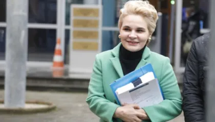 Kryemadhi del nga GJKKO me dosjen e provave: Më në fund i morëm, ka mbi 40 faqe me…