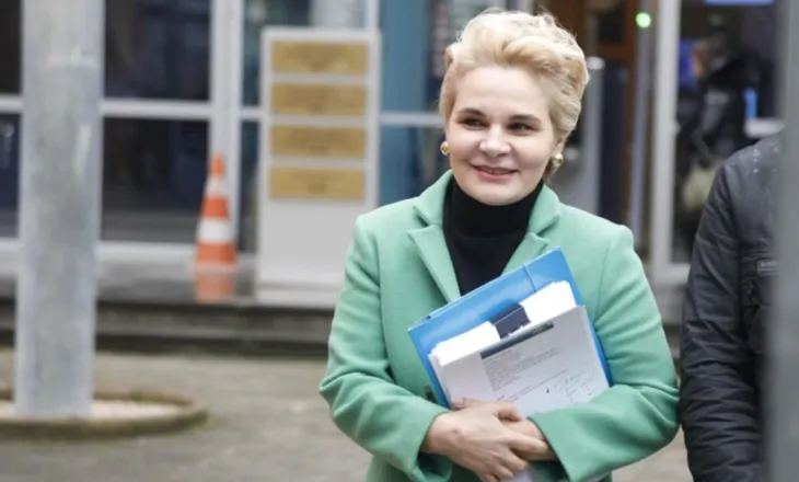 Kryemadhi del nga GJKKO me dosjen e provave: Më në fund i morëm, ka mbi 40 faqe me…