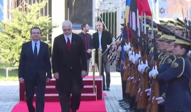 Kryeministri Rama në Prishtinë/ Pritet nga homologu Albin Kurti, me ceremoni zyrtare