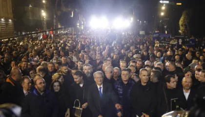 “Kryeministri të largohet një orë e më parë”/ Alimehmeti në protestën e opozitës: Shpopullimi i vendit, akuza më e madhe ndaj qeverisë