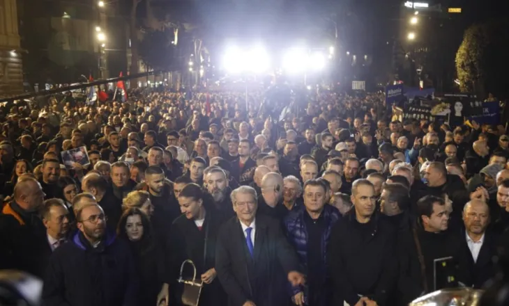 “Kryeministri të largohet një orë e më parë”/ Alimehmeti në protestën e opozitës: Shpopullimi i vendit, akuza më e madhe ndaj qeverisë