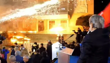 Kryeministria në flakë, hidhen fishekzjarrë dhe molotovë drejt godinës