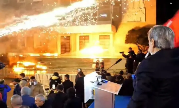 Kryeministria në flakë, hidhen fishekzjarrë dhe molotovë drejt godinës